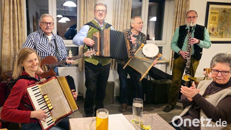 Barbara Reichl, Rainer Marquardt, Erwin Hornauer, Wolfgang Külhorn, Herbert Storek und Margarete Roßmann (von links) spielten heuer zum letzten Mal auf. Bild: M. Storek/exb