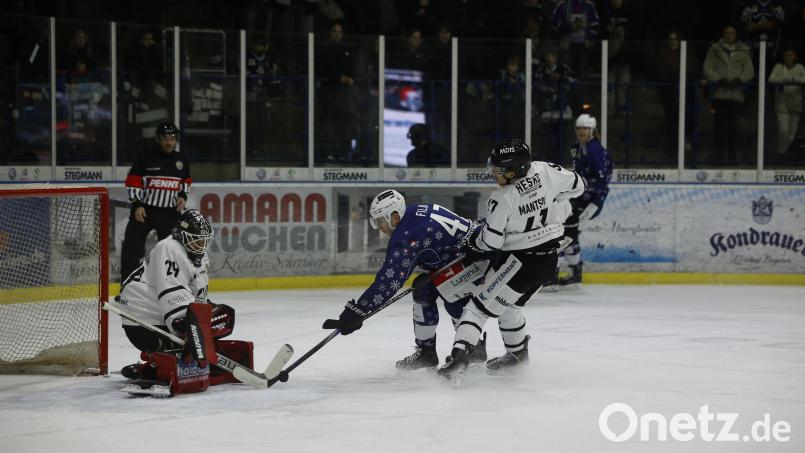 Die Blue Devils feierten am Freitag gegen Passau den 12. Sieg in Folge und den insgesamt 21. in dieser Saison. Diese Chance kann Vladislav Filin (blaues Trikot) gegen Gästekeeper Raphael Fössinger aber nicht nutzen. Bild: Werner Moller