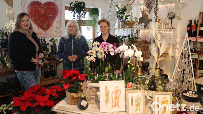 Künstlerin Sabine Riepl (von links) stellt bei Gisela Schaad vom Maxnhaus und deren Mitarbeiterin Christine Scheibinger Bilder und Engelmalereien aus. Bild: mrr