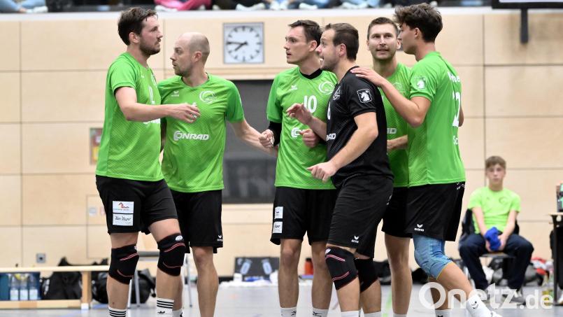 Spielertrainer Florian Birner (Dritter von rechts) muss vor dem Heimspiel seines VC Amberg gegen den TSV Eibelstadt ein Personal-Puzzle lösen. Archivbild: Hubert Ziegler