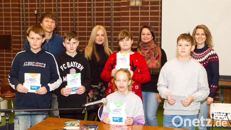 Schulsiegerin Magdalena Sauer (vorne sitzend) mit den weiteren Vorlesern (von links) Paul Spiersch, Julian Zwolan, Emilie Berschneider und Max Eder. Mit auf dem Bild sind (hinterste Reihe, von links) Klassenlehrer Bernd Bergler, Rektorin Sabine Graser sowie die Lehrerinnen Kristina Grünauer und Anna Graß. Bild: Jochen Neumann/exb