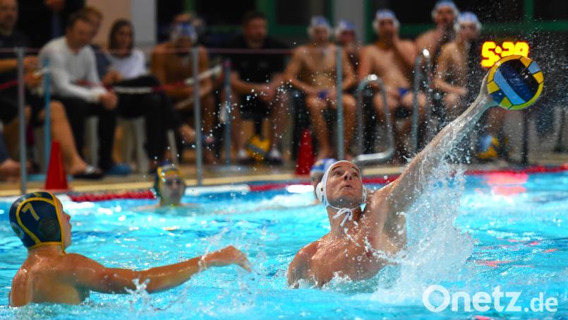 Thomas Kick (rechts) wurde während der Woche Vater und fehlt daher im Heimspiel der Weidener Wasserballer gegen Frankfurt. Archivbild: G. Büttner