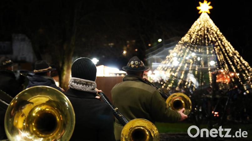 Im Erbendorfer Stadtpark wird traditionell die Weihnachtspyramide, wie auf diesem Bild aus dem Jahr 2019, aufgestellt. Unbekannte haben sich nun an der Verkabelung zu schaffen gemacht. Archivbild: njn