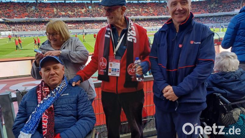 Zusammen mit Günther Koch darf Manfred noch einmal seinem Verein, dem FC Schalke 04, zujubeln. Bild: Malteser Weiden/exb