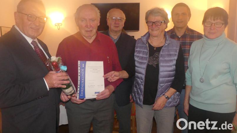 Klaus Lehl zeichnete Karl Völkl mit der Ehrennadel des VdK-Landesverbandes aus. Bild: rn