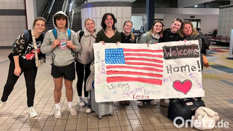 Kurz nach der Landung in Pennsylvania gibt es strahlende Gesichter bei den amerikanischen Schülern und ihren Betreuern. Die Heimkehrer aus Weiden werden mit Willkommensbanner empfangen. Bild: exb/privat