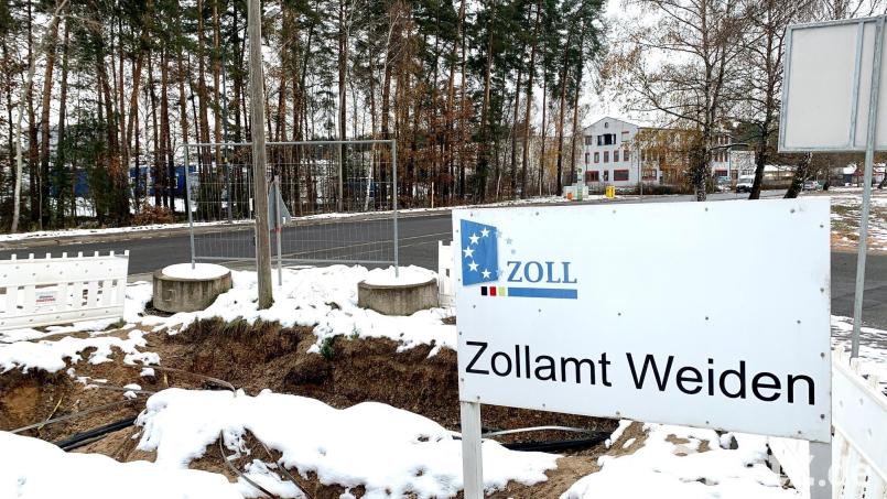 Die Lkw-Fahrer, die über die Wochenenden am Zollamt Weiden warten müssen bis die Behörde am Montagmorgen wieder öffnet, müssen nicht mehr lange ihre Notdurft im Gebüsch verrichten. Verag-Chef Johann Luxbauer will veranlassen, dass in dem Bereich eine mobile Toilette aufgestellt wird. Seine Firma wird auch die weiteren Kosten übernehmen. Bild: Gabi Schönberger