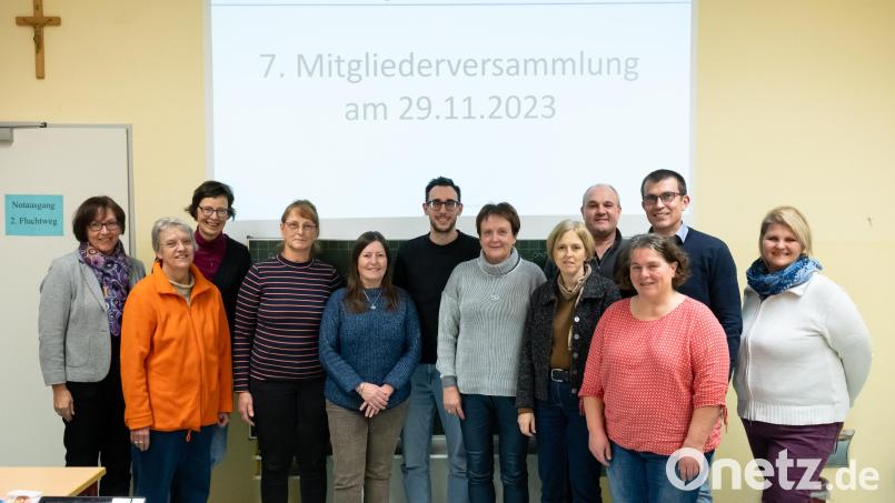 Michael Luig (Zweiter von rechts) steht weiterhin an der Spitze des Fördervereins der Dr.-Johanna-Decker-Schulen Amberg. Bild: Hendrik Rosenboem/exb