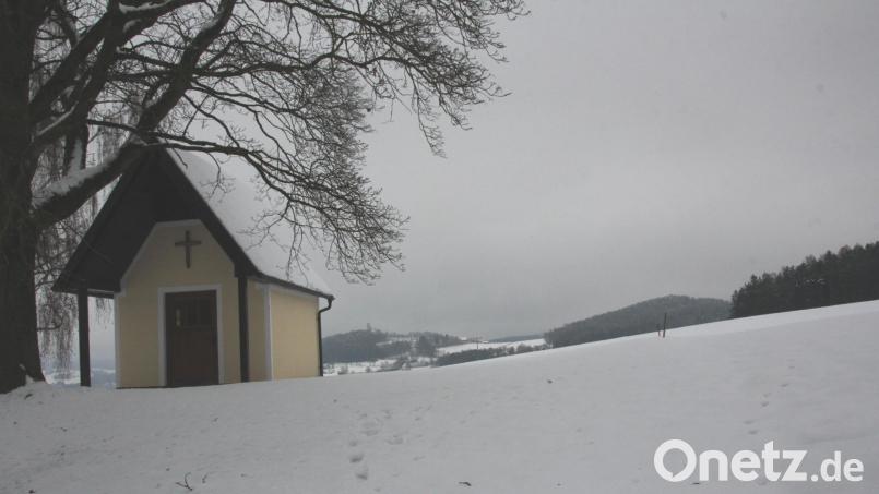 Der „Solarpark Sallach“ befindet sich in der Gemeinde Niedermurach zwischen Schwaighof und Sallach, kurz vor dem Ortseingang Sallach links und beginnt an der Kapelle (links) Im Hintergrund die Burg Obermurach. 
Nach der Billigung des Planungsentwurfs folgt nun die frühzeitige Beteiligung der Öffentlichkeit, der Behörden und sonstiger Träger öffentlicher Belange. Bild: frd Bild: frd
