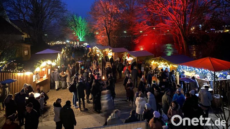 Lichterzauber und adventlich dekorierte Buden prägten das Bild zum Nikolausmarkt 2022 in Nabburg-Venedig. Archivbild: aub
