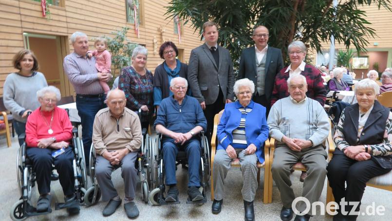 Sehr gefreut hat sich hat Anna Stich (sitzend, Dritte von rechts) über die Glückwünsche ihrer Verwandtschaft sowie von Stadtpfarrer Thomas Kraus und Bürgermeister Roman Schäffler (dahinter von links) zu ihrem 100. Geburtstag. Bild: jzk