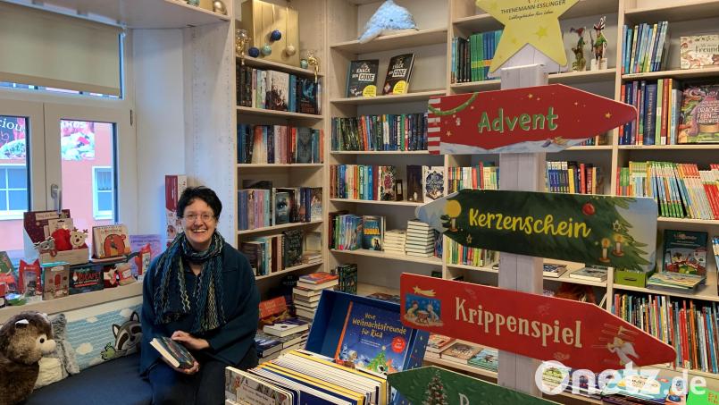 Der Lieblingsplatz von Doris Baumann: Die neue Sitzbank unter dem Fenster in der Buchhandlung Bodner in Pressath soll zum Schmökern animieren. Bild: Stefanie Roth