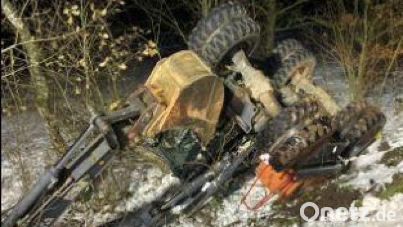 Der Fahrer dieses Baggers kam am Donnerstagnachmittag bei Hainstetten von der Straße ab. Bild: Polizeiinspektion Amberg