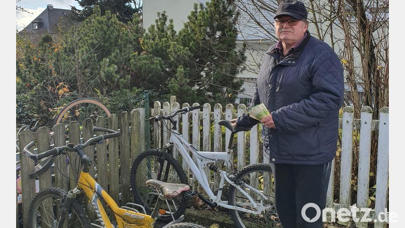 Ewald Oppl macht gespendete Fahrräder wieder fahrtauglich. Bild: Isabell Haberkorn/exb