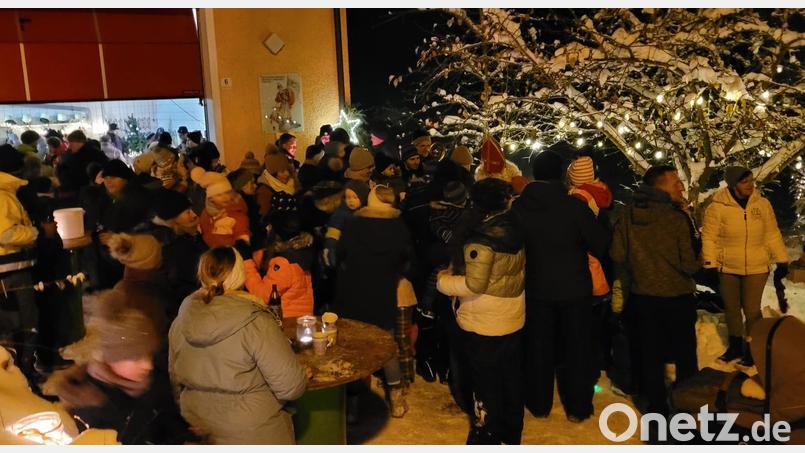 Dicht gedrängt am Feuerwehrhaus: Die Fuchsberger Dorfweihnacht ist ein Erfolg. Bild: GOV Fuchsberg/exb