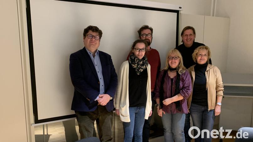 Beim Museums-Club in Burglengenfeld gehen die Teilnehmer der Frage nach, was ein Museum ist, beziehungsweise sein kann. Bild: Thomas Barth/exb