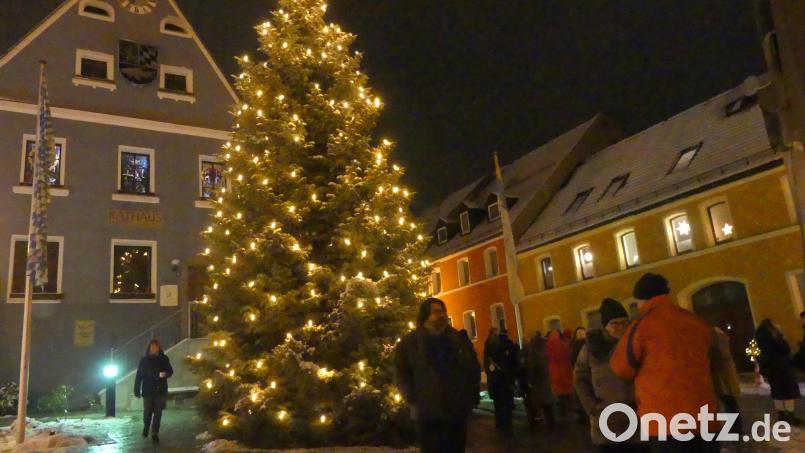 Am Eschenbacher Christbaum, den Bürgermeister Marcus Gradl als „schönsten Christbaum Bayerns“ bezeichnet, wird morgen auch das Friedenslicht aus Bethlehem leuchten. Bild: rn