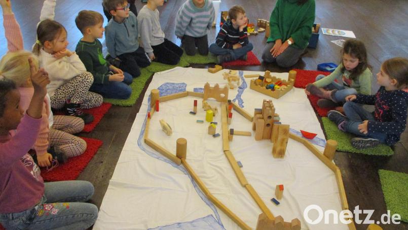 Die Vorschulkinder bauen bei ihrem Besuch im Museum ein Stadtmodell. Bild: Fröhlich/exb