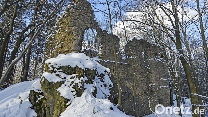Schnee bedeckt derzeit die Mauerreste der Burgruine auf dem Poppberg. Bild: Günter Moser