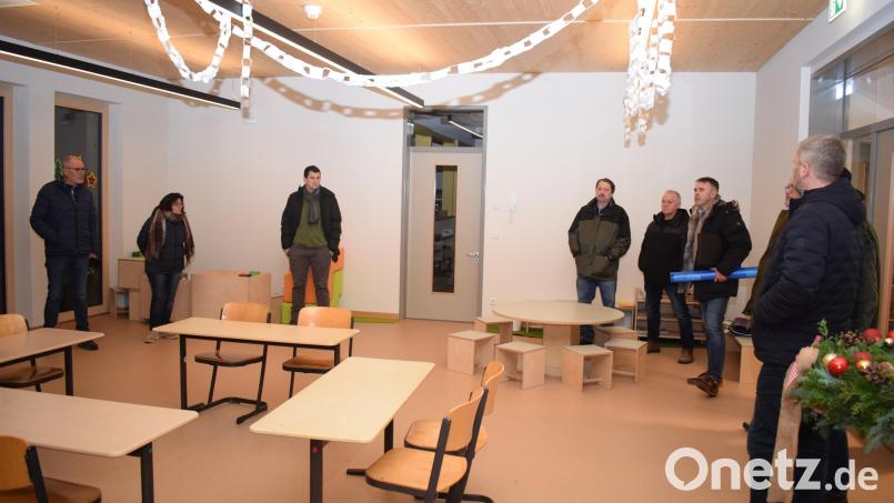 Das Landkinderhaus in Trausnitz ist nahezu fertiggestellt. Der Gemeinderat macht sich ein Bild von der Innenausstattung. Bild: bnr