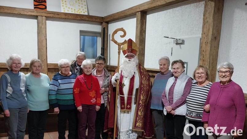 Die „Aktiven Senioren“ gibt es seit gut einem Jahr in Bärnau. Beim letzten Treffen wurde die Gruppe überrascht vom Nikolaus. Bild: Waltraud Fichtner/exb