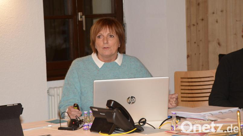 Petra Brenner legt im Marktgemeinderat eine erfolgreiche Bilanz ihrer Arbeit im ersten Jahr nach ihrer Berufung in das Amt der Quartiersmanagerin für den &quot;Marktplatz der Generationen&quot; vor. Bild: bey