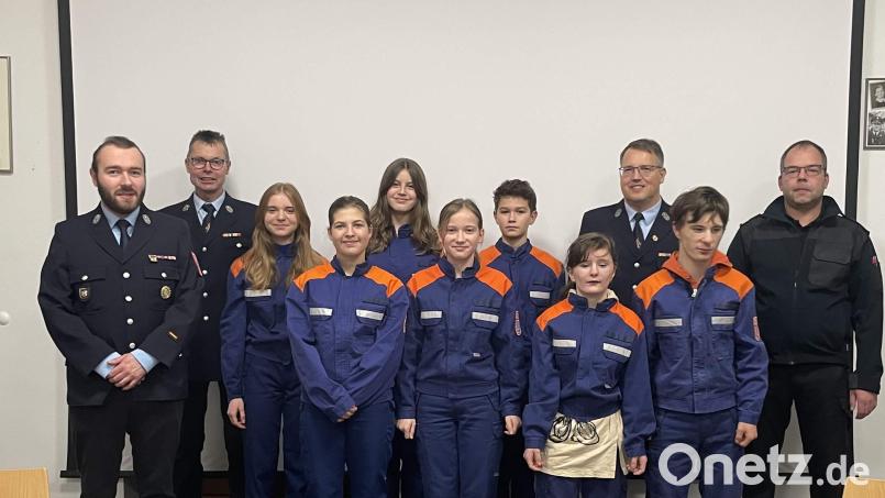 Steiningloh-Urspring hat wieder eine Jugendfeuerwehr: Zweiter Kommandant Quirin Stauber, (von links), Kommandant Josef Giehrl, Valentina Lederer, Laura Kummer, Hanna Ries-Pfab, Amy Pfab, Jannis Fischer, Anna Eierer, Jugendwart Tobias Kummer, Markus Eierer und Kreisbrandmeister Marco Weiß. Bild: u