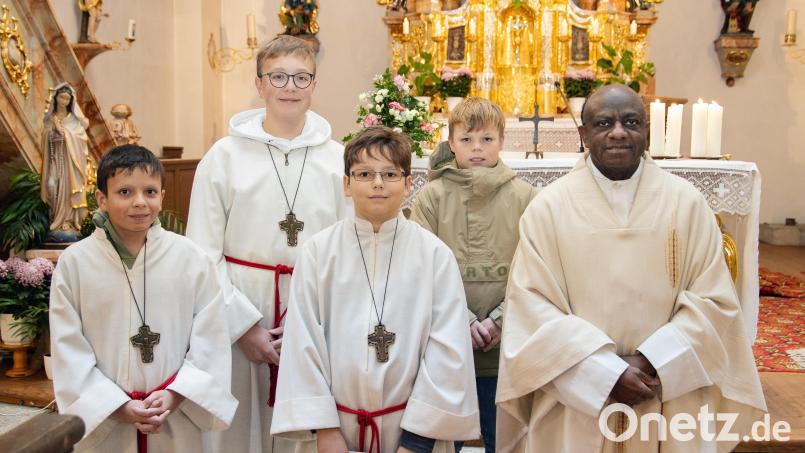 Pfarrer Dr. Charles Ifemeje sowie die Messdiener hießen Jonas Reinsch (Zweiter von rechts) in den Reihen der Ministranten willkommen. Bild: Fotostudio Hummer/exb