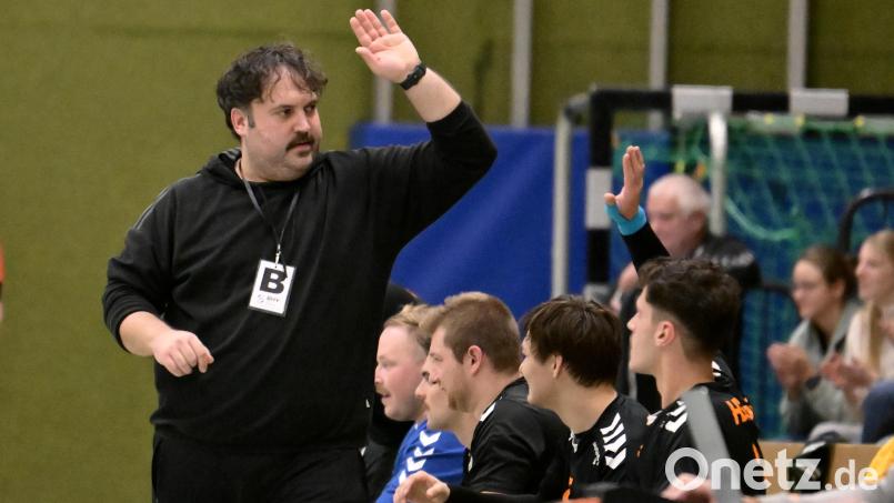 Christof Heiduk, Trainer HG Amberg, hofft darauf, dass er auch beim Gastspiel in Roding oft mit seinen Spielern abklatschen kann. Archivbild: Hubert Ziegler