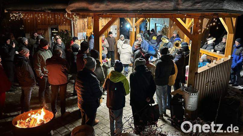 Die vielen Besucher genießen die vorweihnachtliche Atmosphäre beim Waidhauser Adventsfenster. Bild: pi