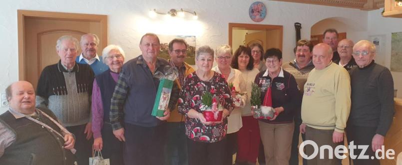 Die Gewinner des Weihnachts- und Geburtstagsschießens freuen sich über ihre Preise. Bild: Christa Weber/exb