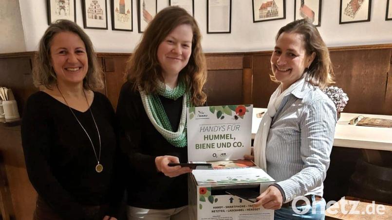 Initiatorin Anita Pedall (links) und ihre Kolleginnen vom Nachhaltigkeitsstammtisch, Sandra Heberl und Heike Eyb (rechts), sind mit dem Ergebnis zufrieden. Sie denken über eine Wiederholung der Sammelaktion nach. Bild: Anita Pedall/exb