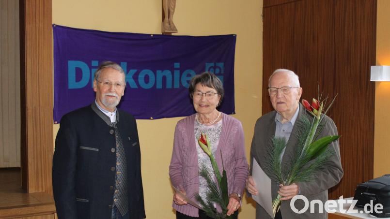 Siegfried Balzer (links) ehrte in seiner Funktion als Vorsitzender des Diakonievereins Amberg Susanne Hammer und Heinrich Kayser für jeweils 50 Jahre Mitgliedschaft. Bild: Heidi Klaus/exb