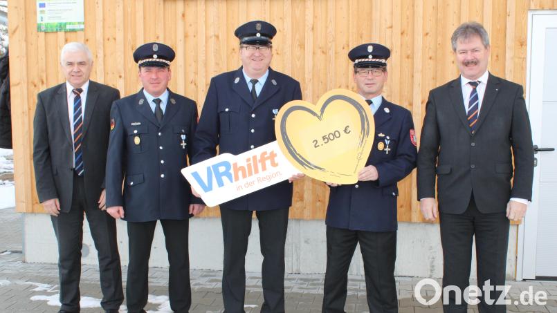 2500 Euro für den neuen Dorfstadel: Das Bild zeigt (von links) den zuständigen Sachbearbeiter bei der VR-Bank, Berthold Ries, Kassier Josef Pösl jun., Vorsitzenden Werner Schönberger, Kommandant Helmut Ries und den Vorstandssprecher der VR-Bank Mittlere Oberpfalz, Bernhard Werner. Bild: ral