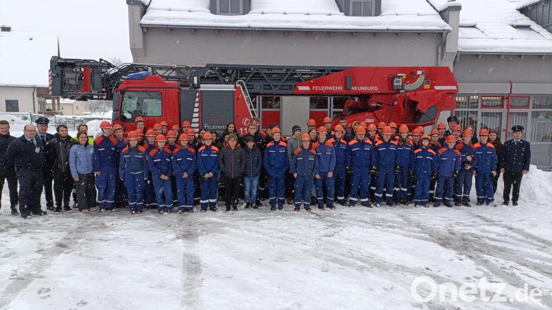Die Teilnehmer des Wissenstest aus den Feuerwehren des Stadtgebiets Neunburg zusammen mit ihren Ausbildern und Prüfern. Bild: Alexander Winter/exb