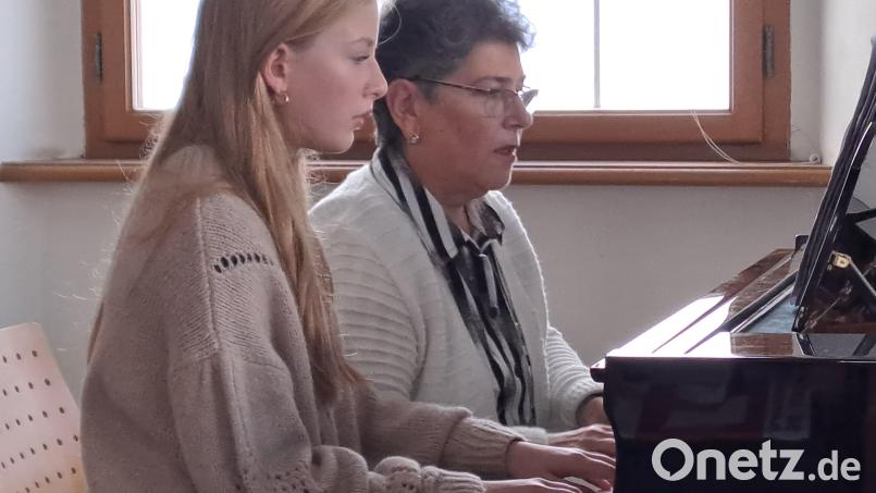 Greta Rogenhofer und Elena Lichtmann am Klavier. Bild: pop