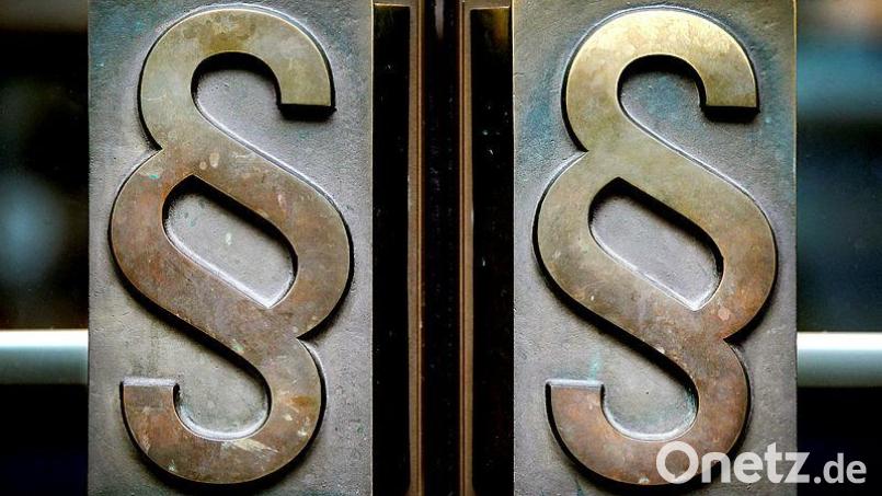 Nach der Verurteilung zu dreieinhalb Jahren wurde der 62-Jährige in seine Zelle zurückgebracht. Die Richter ordneten Haftfortdauer für den Messerstecher an. Symbolbild:  Oliver Berg/dpa