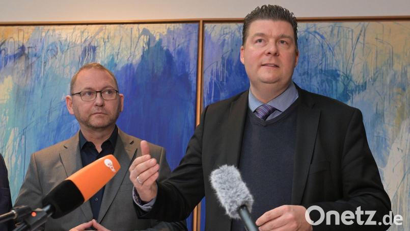 Verdi-Chef Frank Wernicke (l) und der Verhandlungsführer der Länder, Hamburgs Finanzsenator Andreas Dressel in Potsdam. Bild: Michael Bahlo/dpa