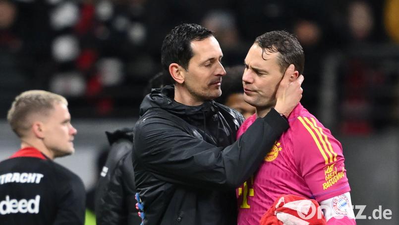 Frankfurts Trainer Dino Toppmöller (links) tröstet Bayern-Keeper Manuel Neuer nach dem 1:5-Debakel. Bild: Arne Dedert/dpa