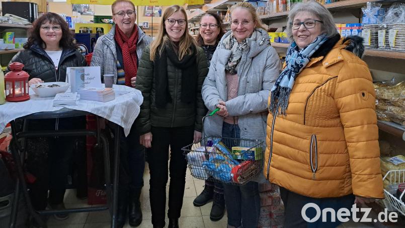 Der Stand der SPD-Frauen bei der Aktion „Kauf 1 mehr“ findet in Flossenbürg große Beachtung. Nutznießer ist die Tafel. Bild: SPD Flossenbürg/exb
