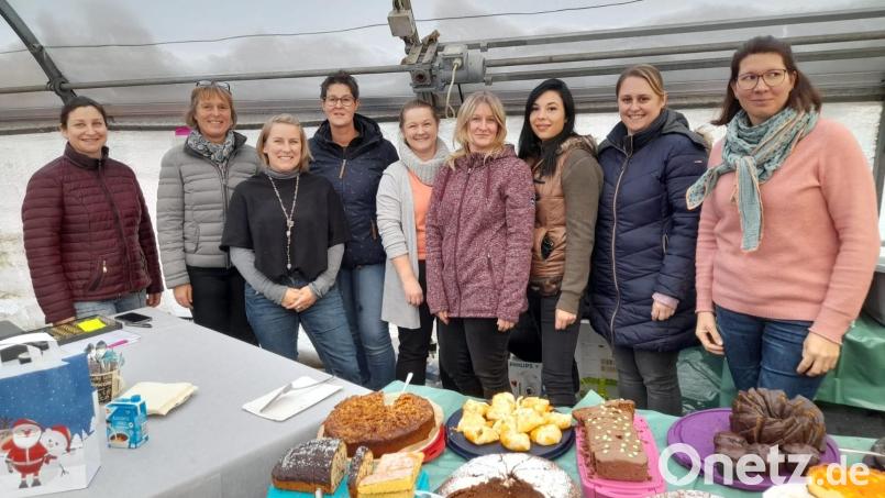 Zahlreiche Helferinnen waren bei der Kuchenverkaufsaktion der Grundschule Illschwang in Nonnhof mit dabei. Bild: no