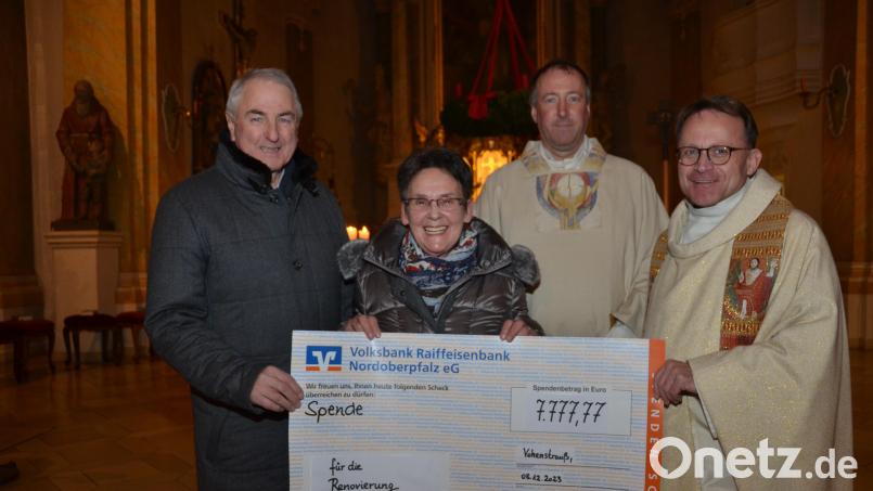 Solch tatkräftige &quot;Engel&quot; bräuchte es mehr. Christa Wildenauer spendete an die Pfarrgemeinde 7777,77 Euro für die anstehende Kirchenrenovierung. Sie kommen zu den in diesem Jahr gespendeten 10.000 Euro von ihr dazu. Dekan Alexander Hösl (rechts), Pfarrvikar Ronald Liesaus (Zweiter von rechts) und Kirchenpfleger Günter Hassmann (links) freuen sich. Bild: dob