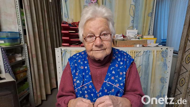Josepha May gestaltet ein Seepferdchen. Bild: gis
