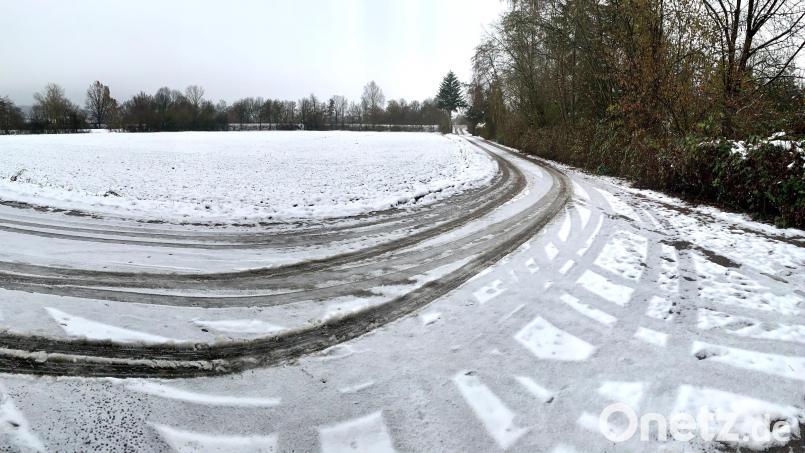 Stellen hier bald Weiden-Urlauber ihre Wohnmobile ab? Die Fläche kommt als Stellplatz infrage. Im Hintergrund mündet die Süd-Ost-Tangente in die Dr.-Pfleger-Straße. Bild: Gabi Schönberger