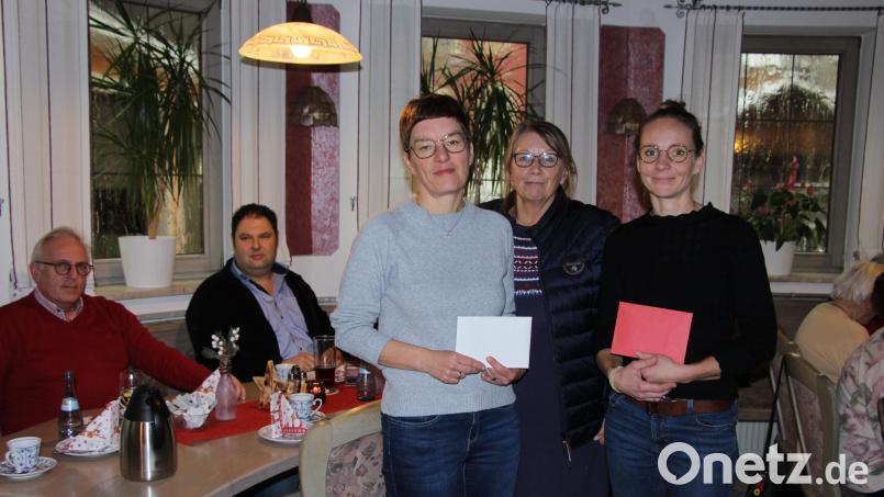 AWO-Vorsitzende Ute Höhlein (Mitte) überreicht Geldspenden an die Leiterin des Kinderhauses, Kerstin Renner (links), und die Führungskraft in der Heilpädagogischen Wohngruppe, Anna Vollmer (rechts). Bild: ds