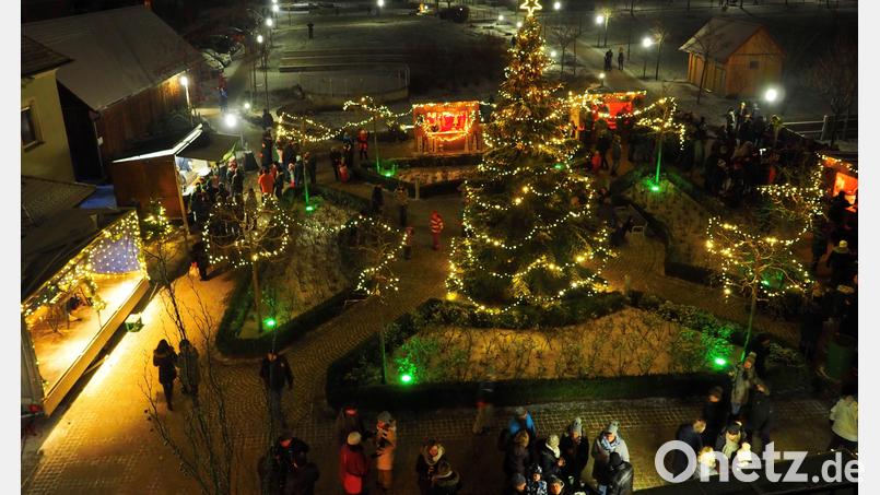 Der Adventsmarkt beginnt auf dem Dorfplatz in Ursensollen. Archivbild: Franz Mädler