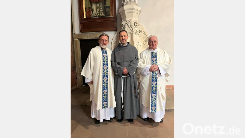 Guardian Pater Stanislaus, Bruder Adam und dessen Heimatpfarrer (von links). Bild: Franziskanische Ordensgemeinschaft/exb