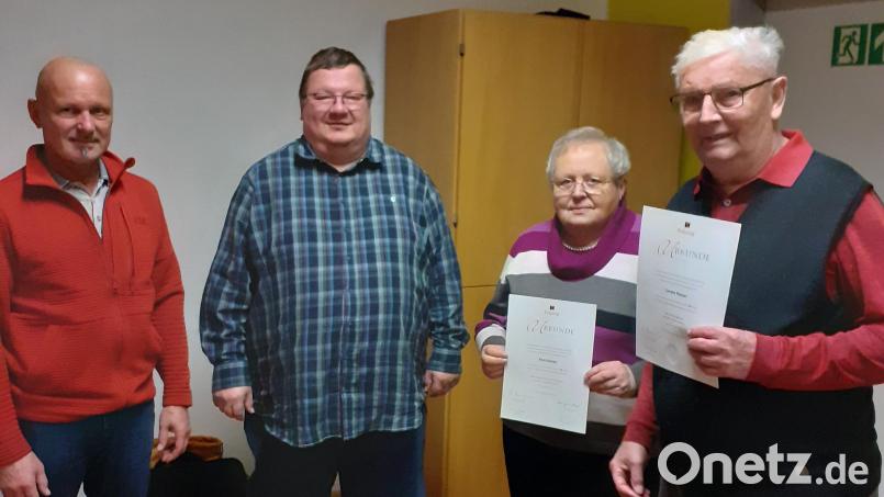 Vorsitzender Paul Schulze und Stadtpfarrer Hubert Bartel mit den Geehrten Lorenz Panzer für 70 Jahre und Anni Hutzler für 40 Jahre Mitgliedschaft Bild: Josef Söllner/exb