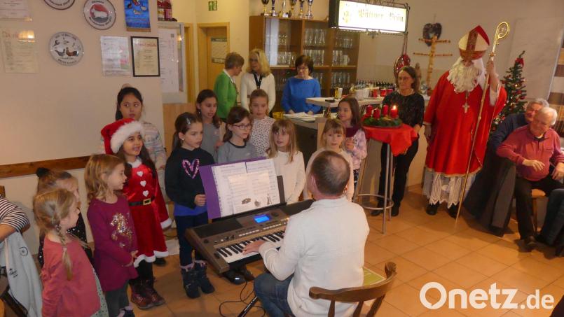 Der Kinderchor der Musikschule und St. Nikolaus begleiteten die Adventfeier der Eschenbacher Senioren. Bild: rn