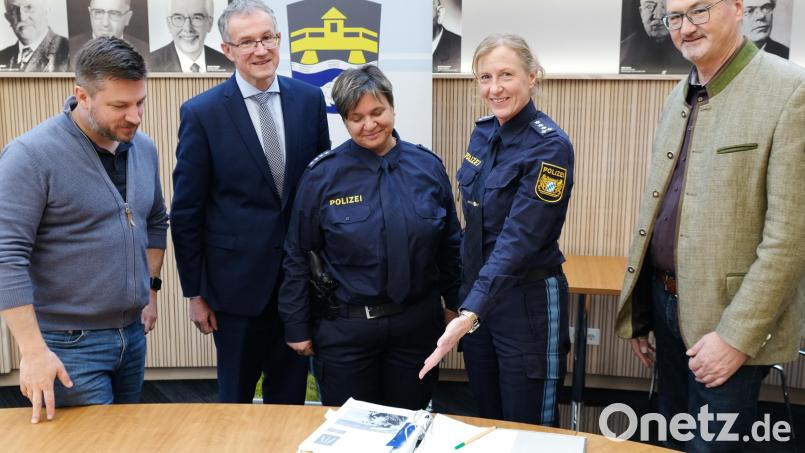 Inspektionsleiterin Sabine Roidl (Zweite von rechts) und ihre Stellvertreterin Marion Zenger stellen den Jahresbericht aus 2022 vor. Die Bürgermeister der Verwaltungsgemeinschaft Peter Neumeier, Franz Grabinger und Hans Prechtl (von links) folgen den Ausführungen . Bild: mab